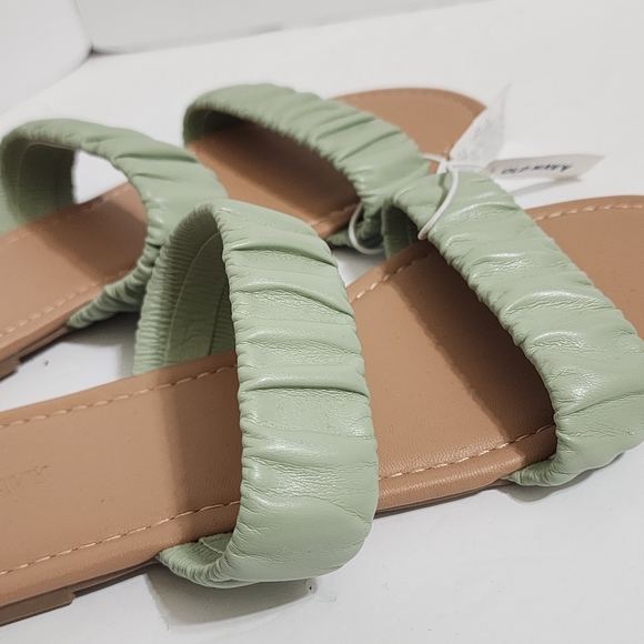 OLD NAVY Faux Leather Ruched Flat Sandals Double Strap 10 Pale Glass Green NWT - Picture 6 of 15